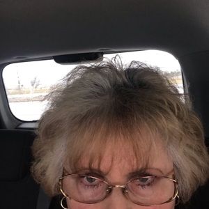 Meet your Posher, Lora